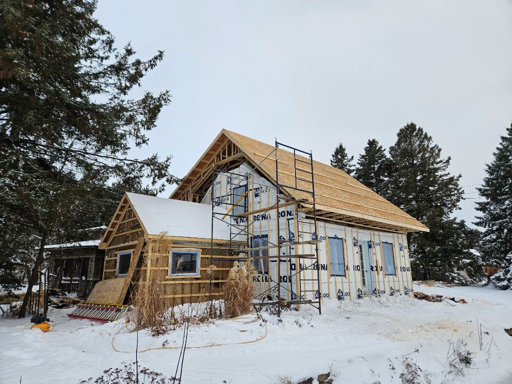 Chantier d’ajout d’étage sur une maison en hiver