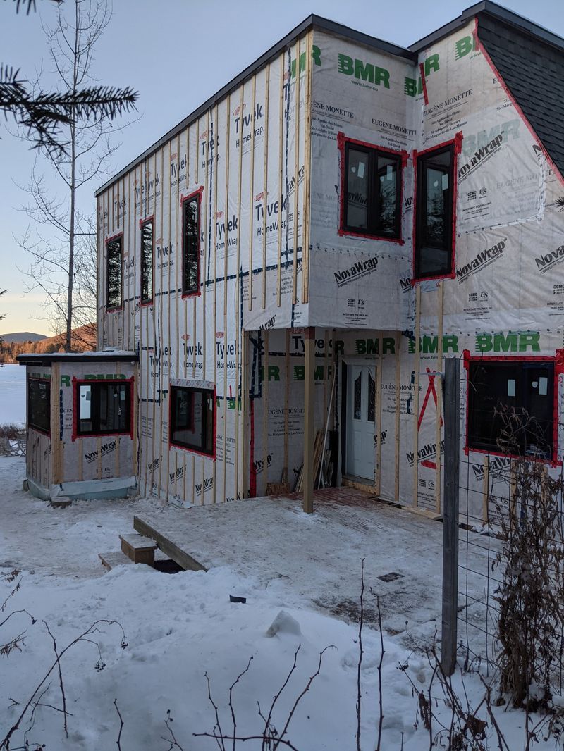 Chantier résidentiel : murs recouverts de pare-air avant la pose du revêtement