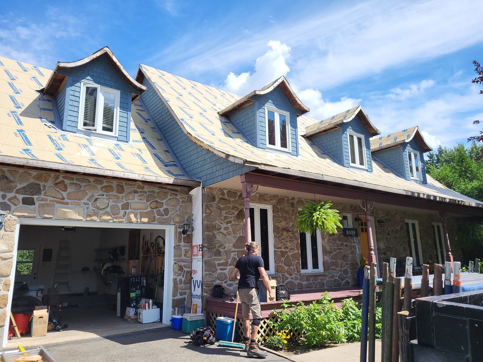 Toiture et lucarnes refaites au-dessus d’une maison en pierre pendant les travaux